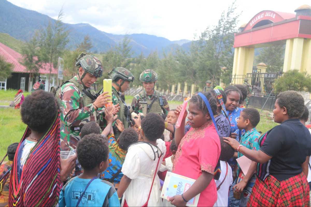 Satgas Mobile Yonif 323 Buaya Putih Peduli Pendidikan Timbulkan Senyum Ceria Anak Pedalaman Papua