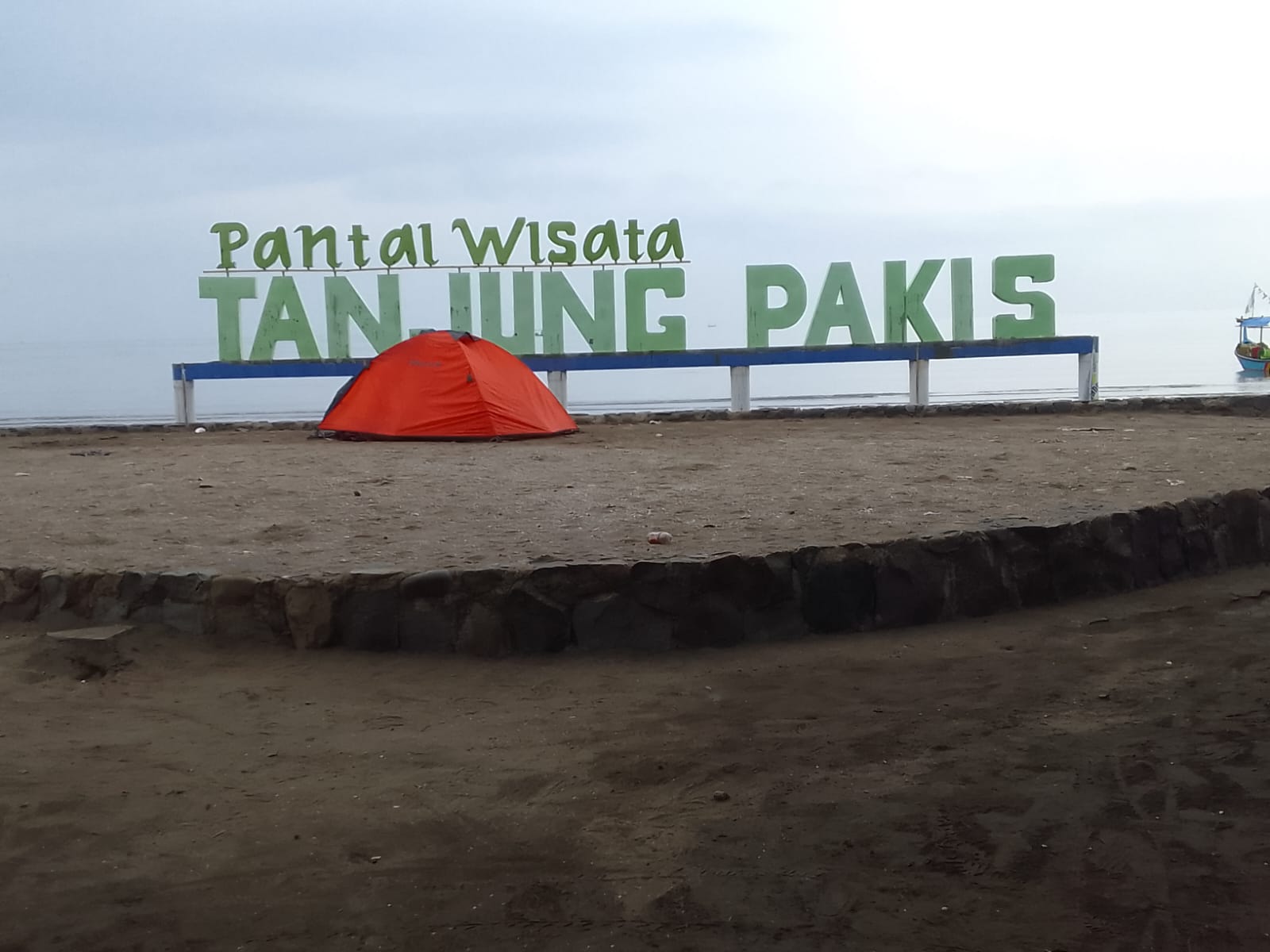 PANTAI WISATA TANJUNG PAKIS, MENYIMPAN KEUNIKAN BERBEDA DENGAN PANTAI LAIN