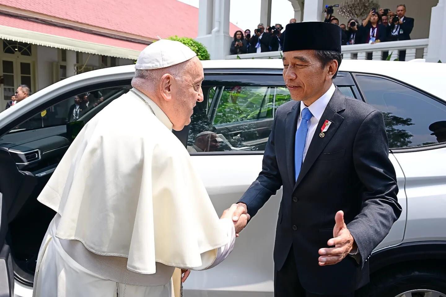 Presiden Joko Widodo Menerima Kunjungan Resmi Kenegaraan Paus Fransiskus di Istana Merdeka