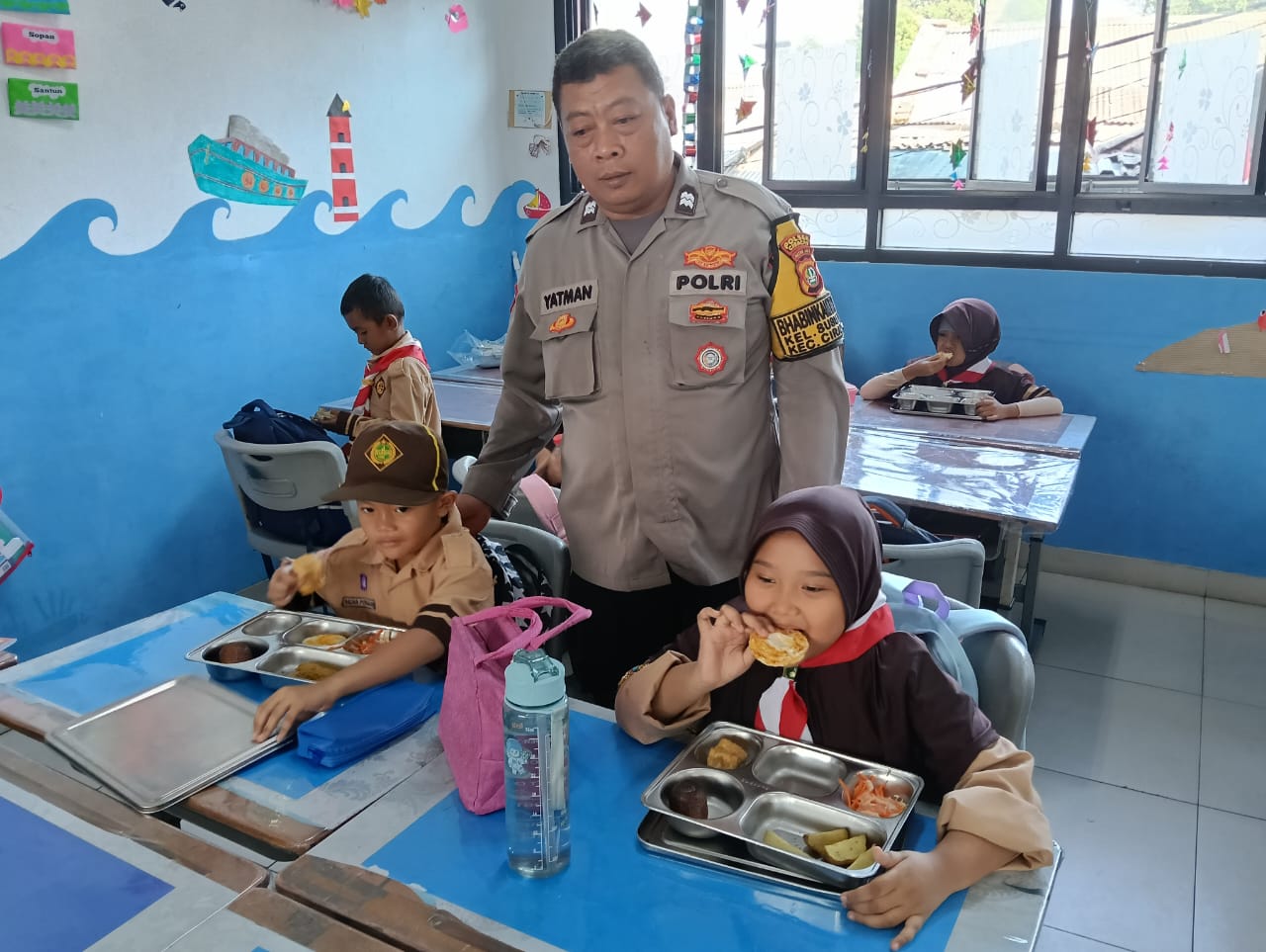 Polsek Ciracas Amankan Kegiatan Pemberian Makanan Bergizi Gratis di Kelurahan Susukan
