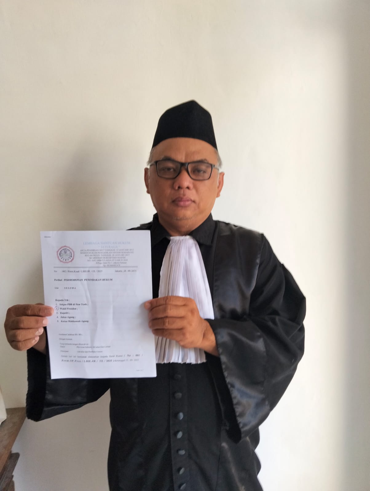 Gibran  Diminta  Bantu  Ong Sing Tjwan ,Gibran  Akan  Digugat  Jika  Menolak
