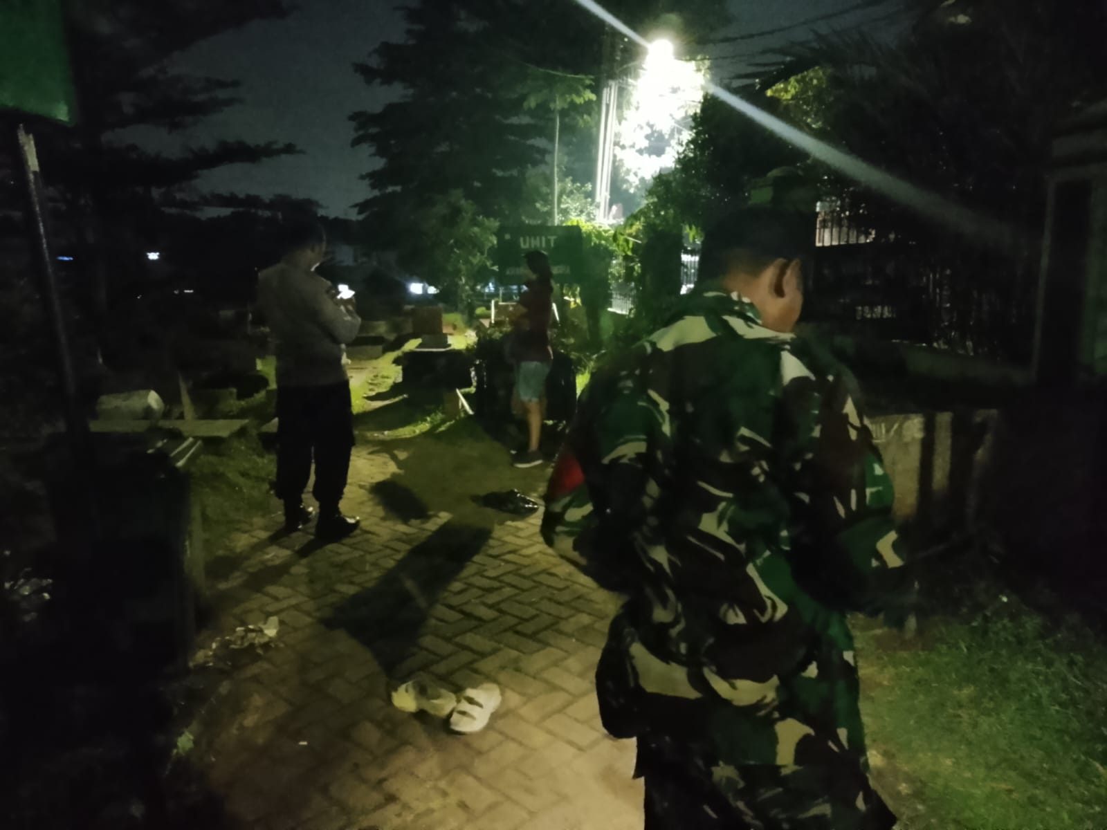 Kapolsek Makasar Bersama Empat Pilar Gelar Patroli Malam Cegah Tawuran di Kebon Pala