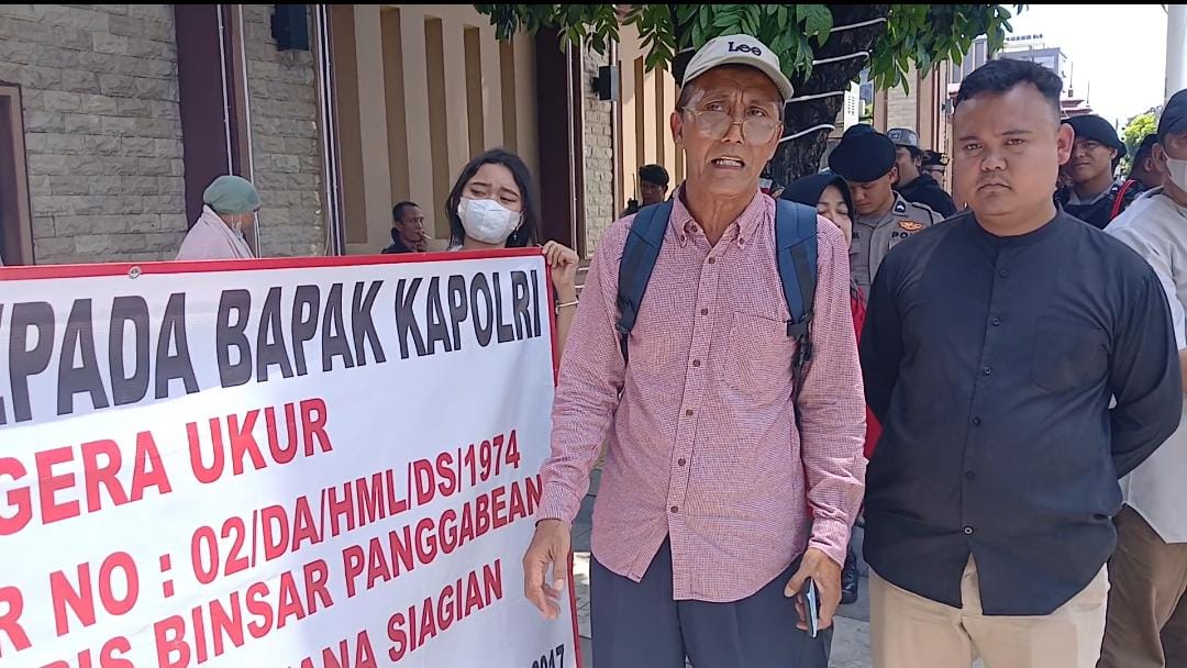 Keluarga Herlambang Panggabean Aksi Damai di Depan Mabes Polri Tuntut Keadilan untuk Tanah Mereka