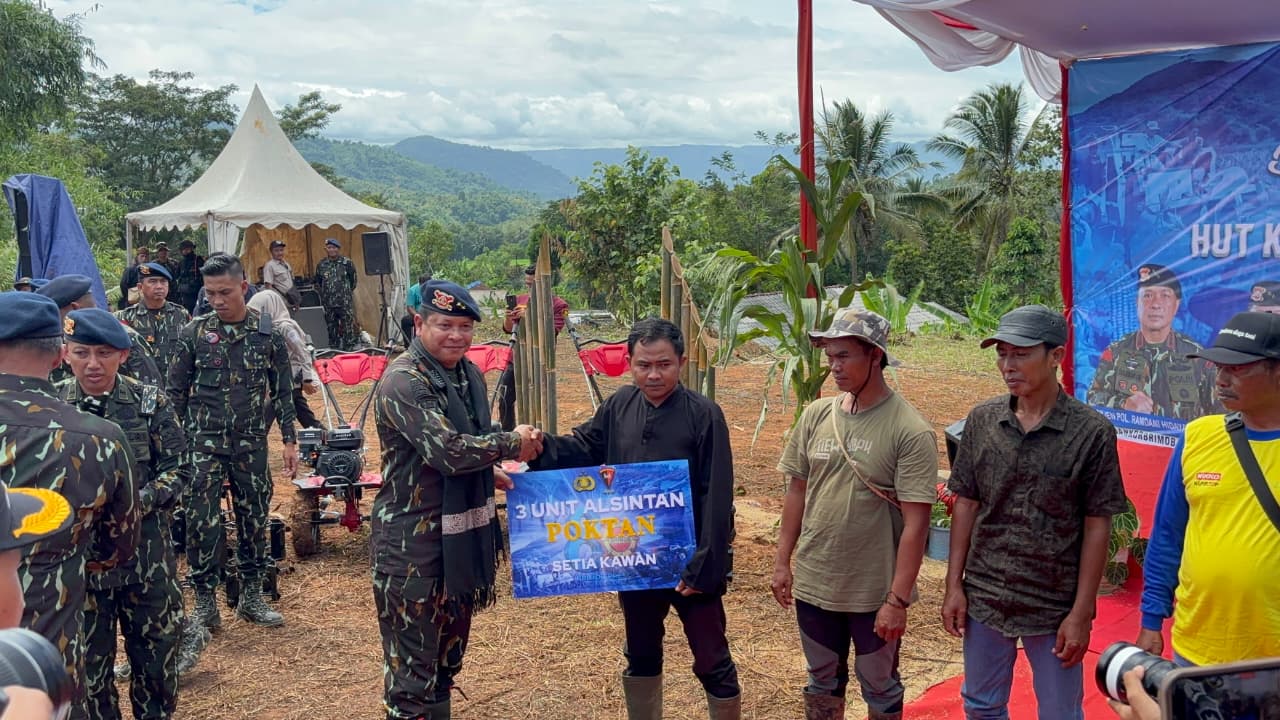 Sambut HUT Ke-80 Brimob Polri Gelar Bakti Masyarakat di Pelabuhanratu Sukabumi.