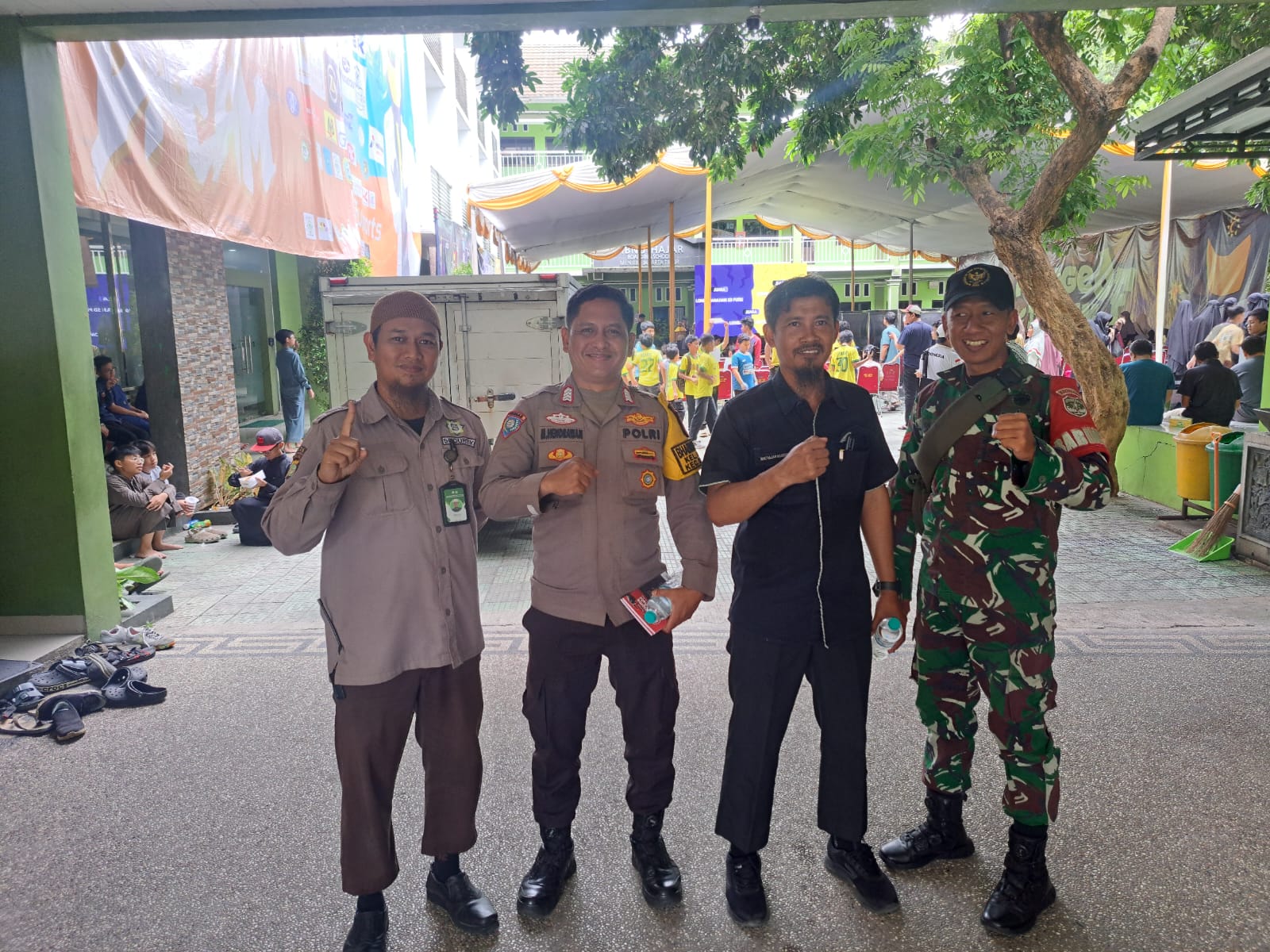 Bhabinkamtibmas Kelurahan Munjul Pantau Kegiatan Sekolah dan Imbau Security Jaga Kewaspadaan