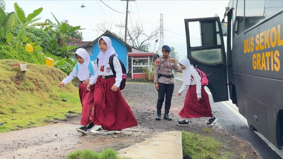 Bus Sekolah Gratis Brimob Jabar Selalu Jadi Kebanggaan Warga Tasikmalaya
