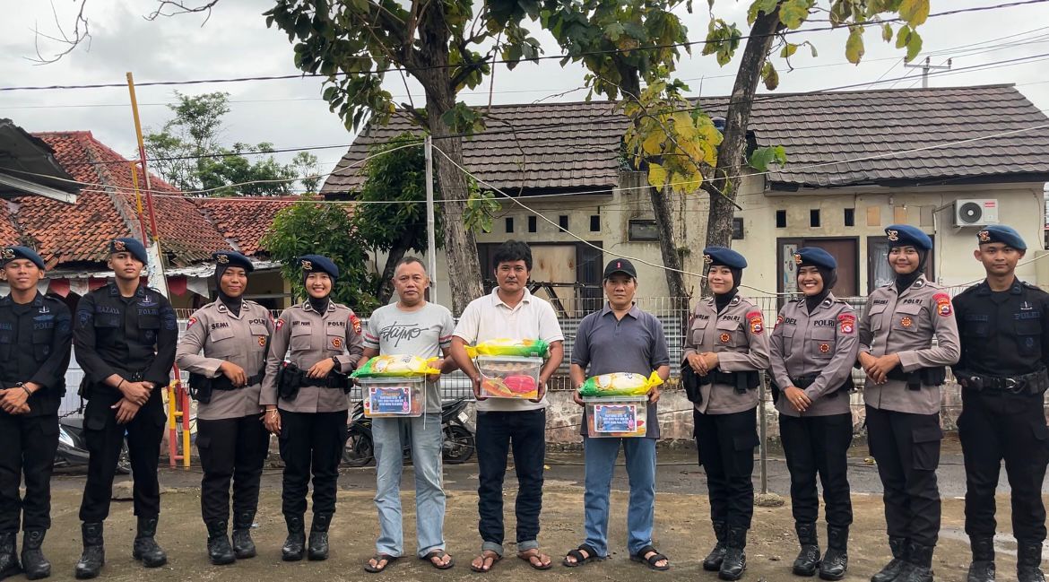 Dalam rangka memperingati Hari Ulang Tahun Korps Brimob Polri ke-80, jajaran Brimob Melaksanakan kegiatan bakti sosial Kepada Masyarakat