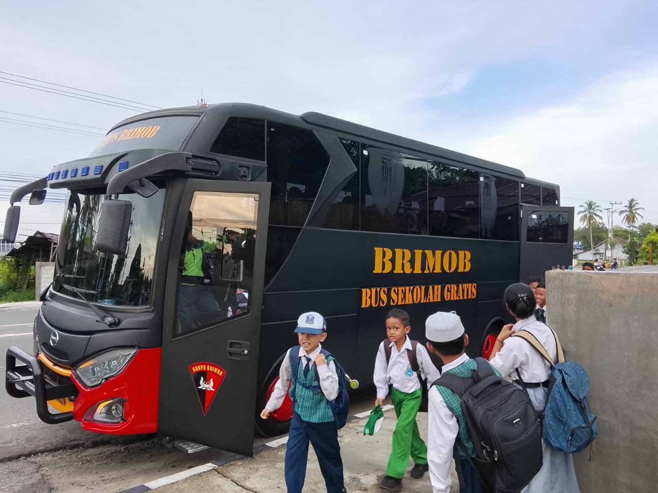 Brimob Kalteng Hadirkan Senyum dan Semangat Belajar Lewat Layanan Bus Sekolah Gratis