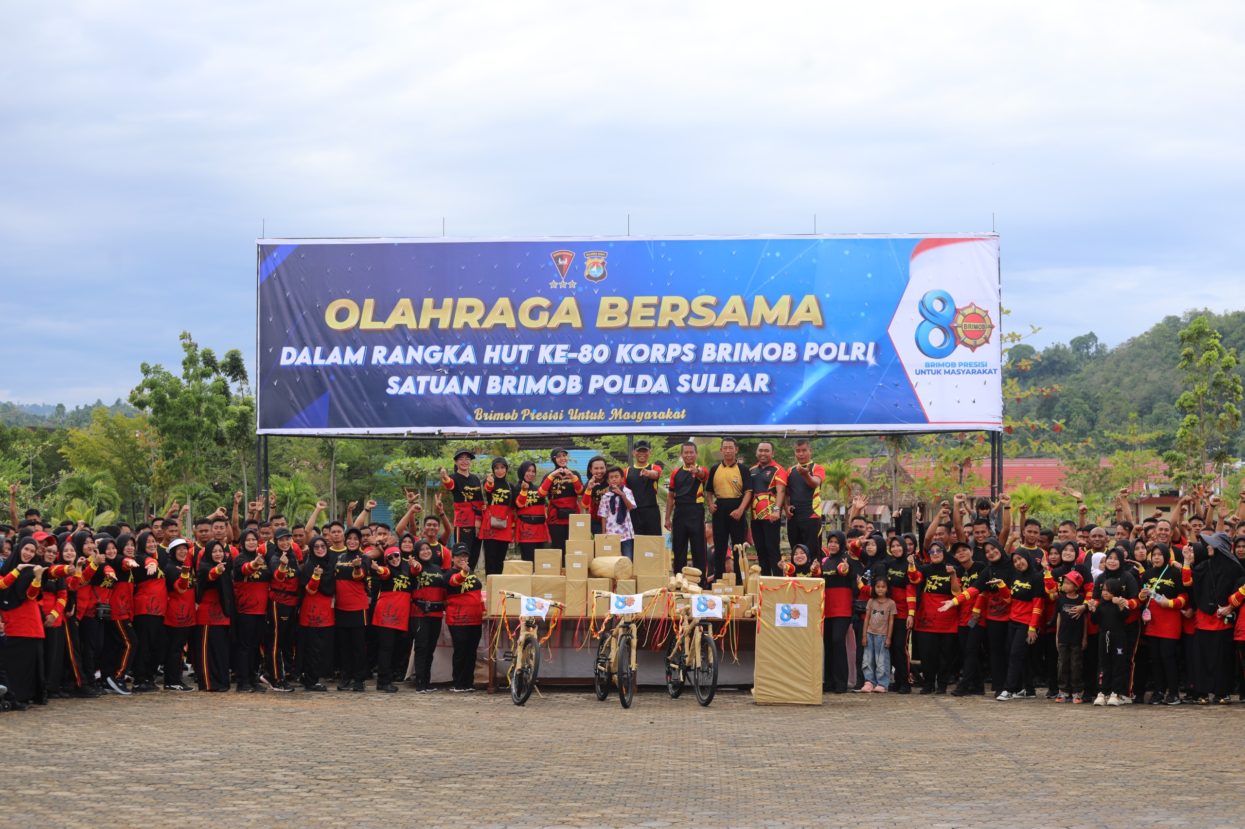 Dalam rangka memperingati Hari Ulang Tahun Korps Brimob Polri ke-80, Satuan Brimob Polda Sulawesi Barat menggelar kegiatan jalan santai bersama
