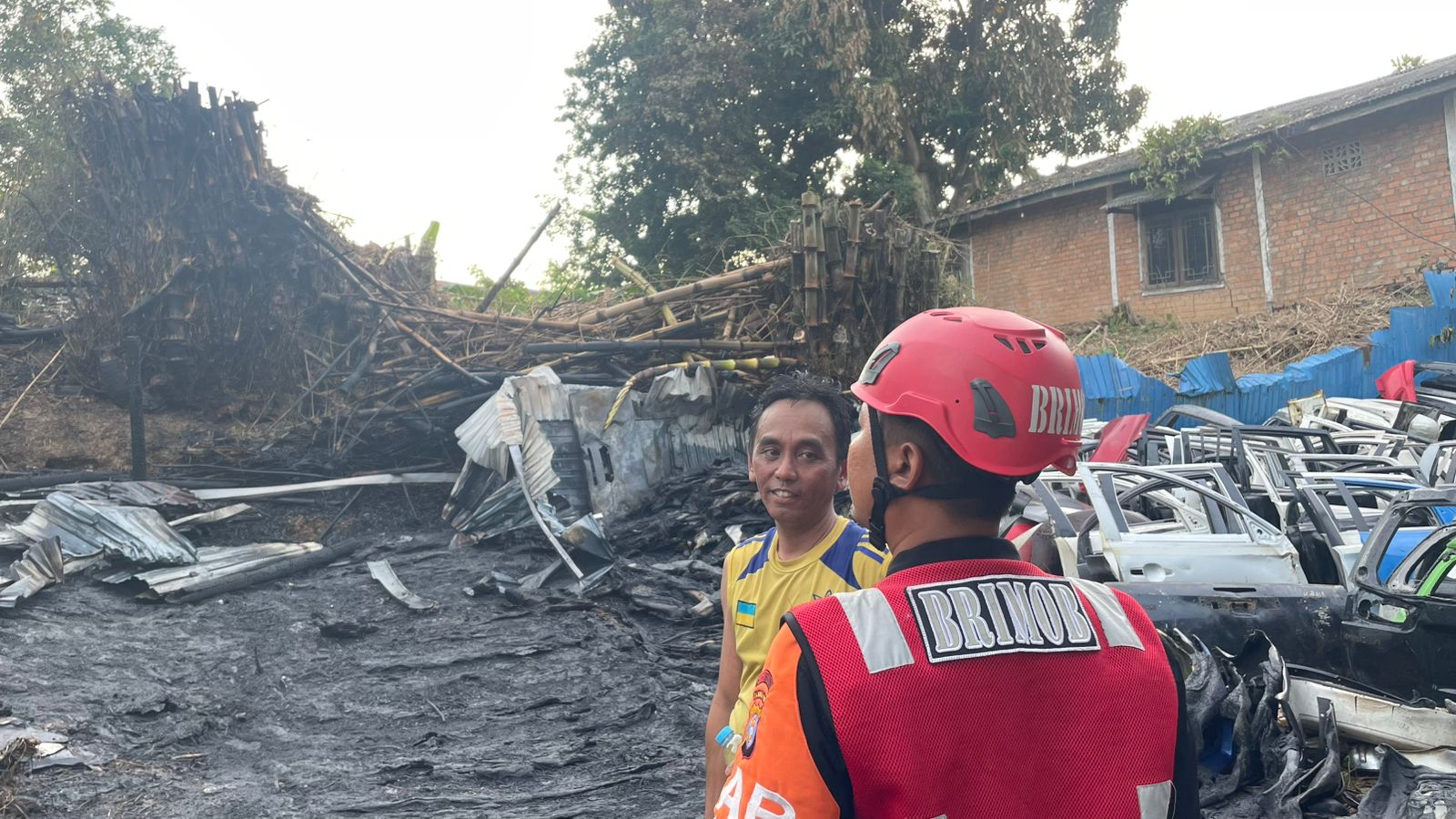 Respons Cepat Brimob Batalyon B Pelopor Tangani Kebakaran di Samarinda Ulu