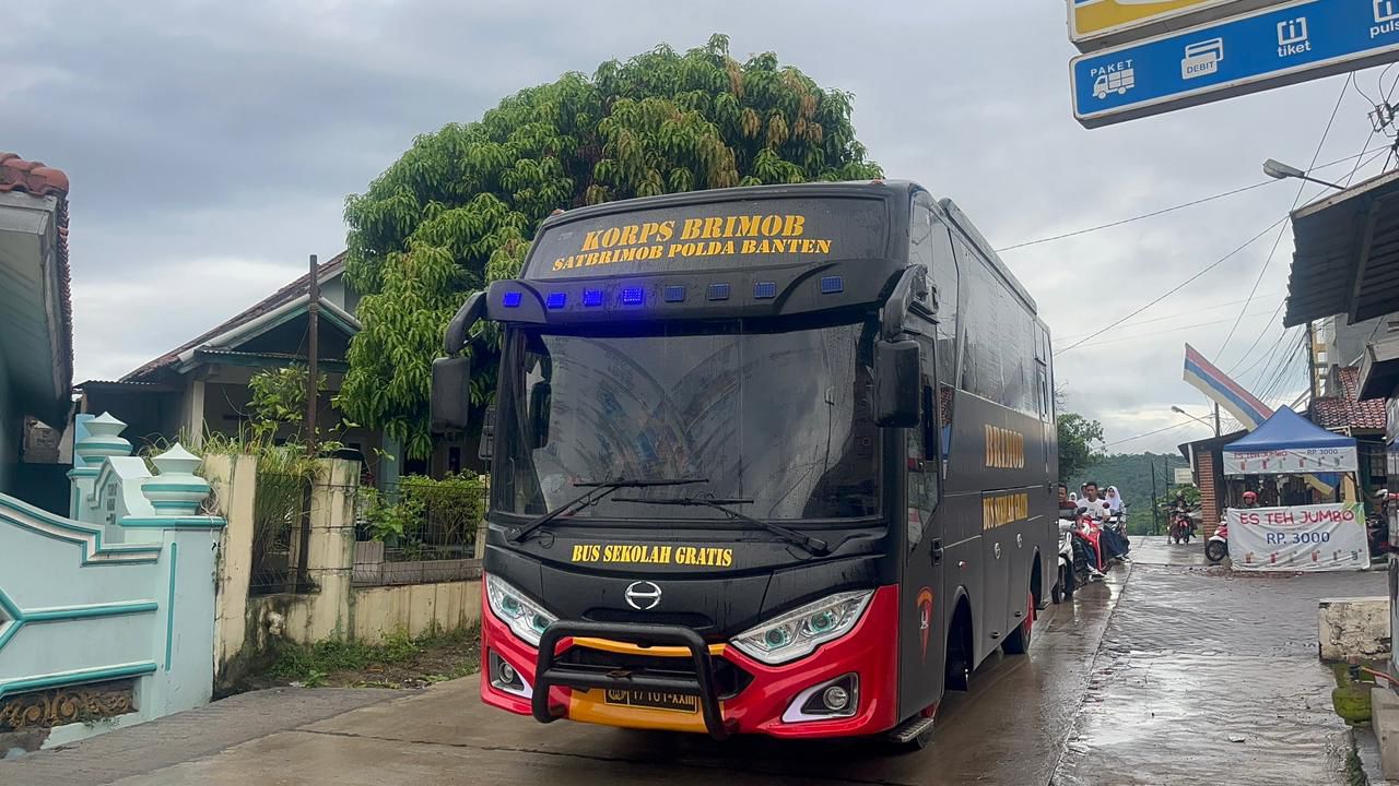 Membantu Pelajar Berangkat Sekolah, Satbrimob Polda Banten Melaksanakan Antar Jemput Bus Sekolah Gratis Kepada Para Pelajar