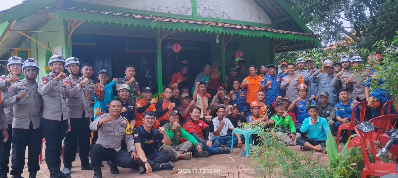 Resimen II  dan Tim SAR Gabungan Evakuasi Korban tenggelam di aliran sungai Ciliwung