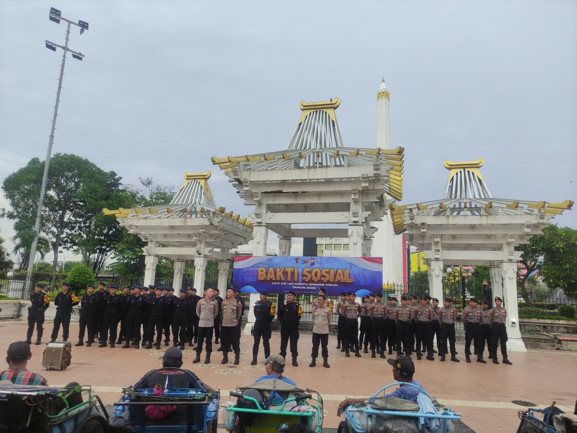 1 SST Kompi 2 Batalyon A Pelopor dpp Danki AKP Hartono,S.E. melaksanakan kegiatan Bakti Sosial di lokasi bersejarah Tugu Pahlawan, Surabaya