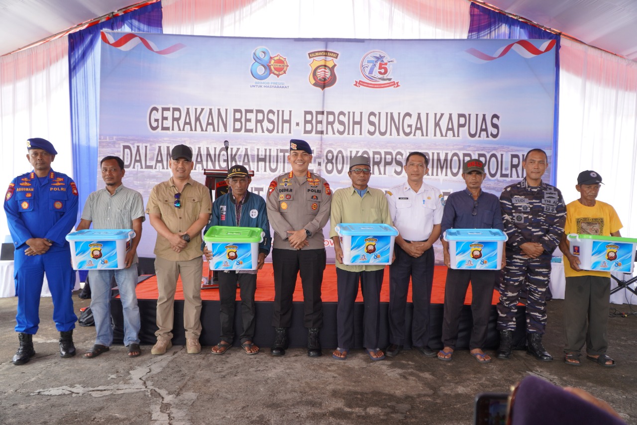Satbrimob Polda Kalbar menggelar kegiatan Gerakan Bersih-Bersih Sungai Kapuas dalam rangka memperingati Hut Ke-80 Korps Brimob Polri tahun 2025.