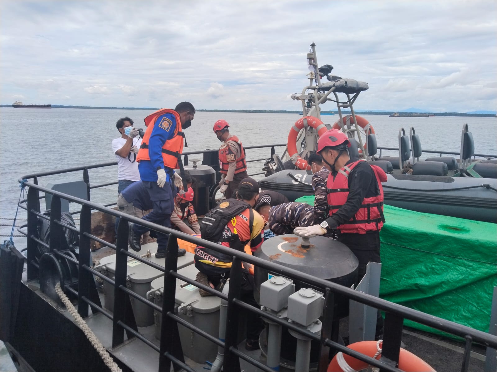 Remaja Tenggelam di Kemala Beach Balikpapan Ditemukan, Batalyon A Brimob Kaltim dan Tim Gabungan Bantu Evakuasi Jenazah