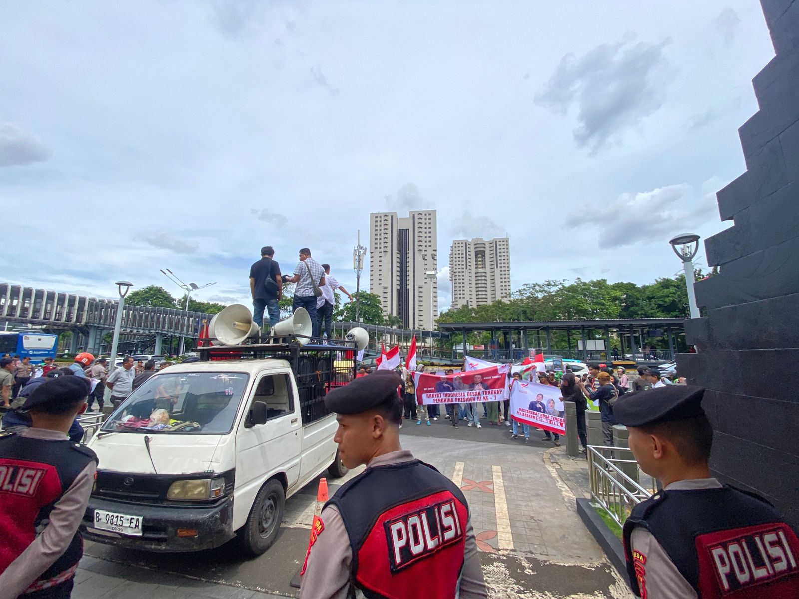 Sejak pukul 09.30 WIB, personel Brimob telah menempati posisi siaga di area Jaga Tama A Polda Metro Jaya.