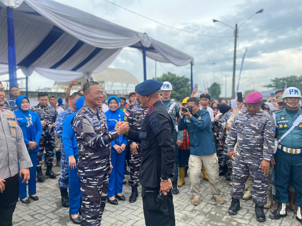 Momen Keakraban TNI–Polri: Brimob Polda Sumut Berikan Suprise Istimewa untuk ‘Saudara Kandung’ Marinir di Belawan