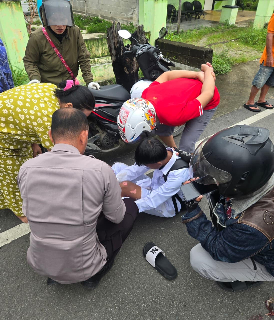 Respon Cepat Personel Satbrimob Polda Gorontalo, IPDA Laode Abdul Fakar, S.H., Bantu Korban Laka Lantas di Padengo, Limboto Barat