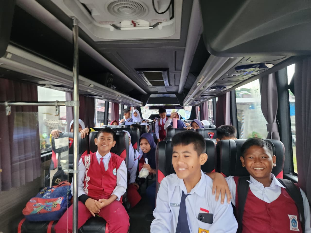 Satuan Brimob Polda Kaltim Gelar Program Bus Sekolah Gratis untuk Pelajar Balikpapan Timur dan Barat