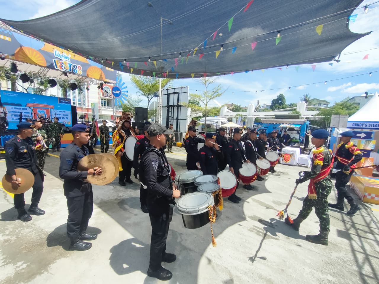 Marching Band Sakunta Brimob Polda Kaltim Pukau Penonton di Livin Fest Balikpapan