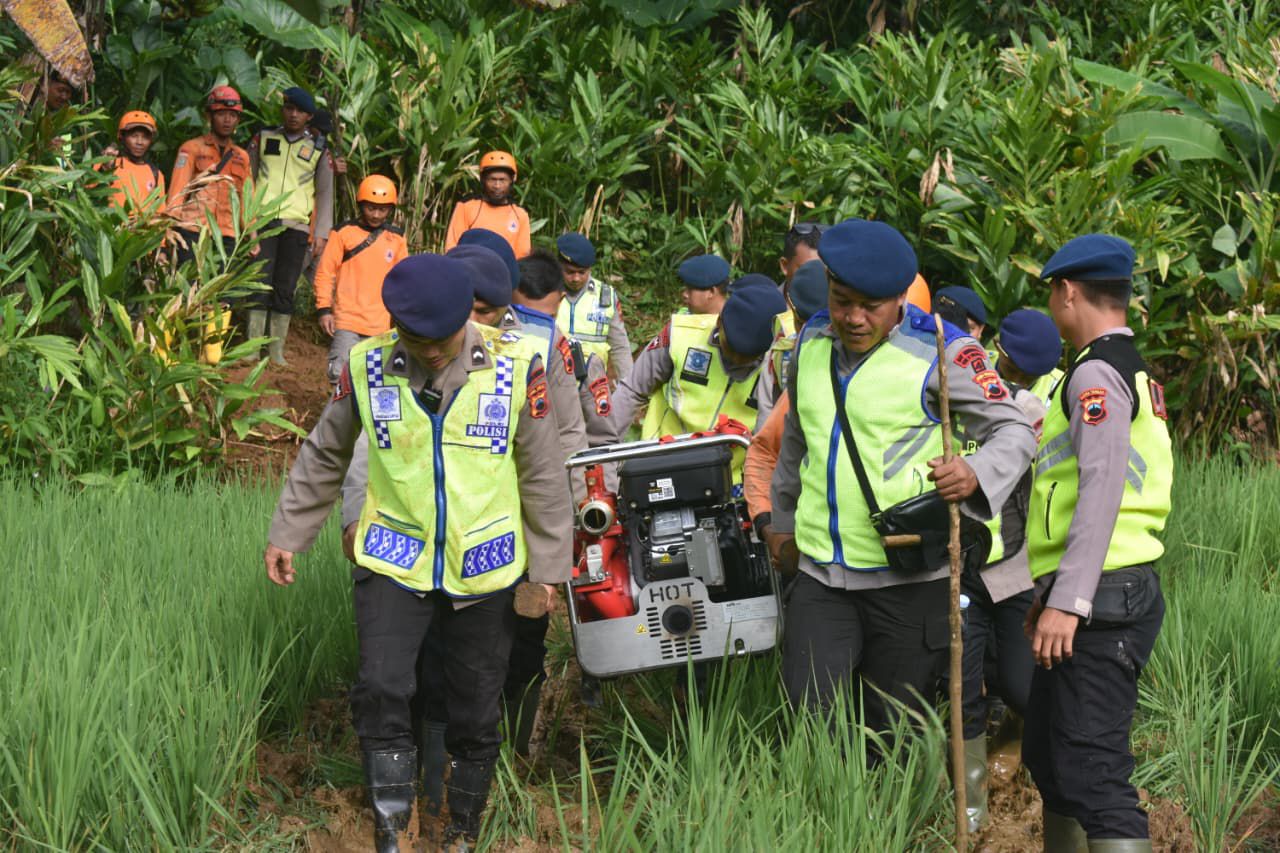 Hari ke-7 Tim SAR Brimob Jateng bersama TNI, Basarnas, dan relawan. Masih melanjutkan pencarian korban Tanah Longsor