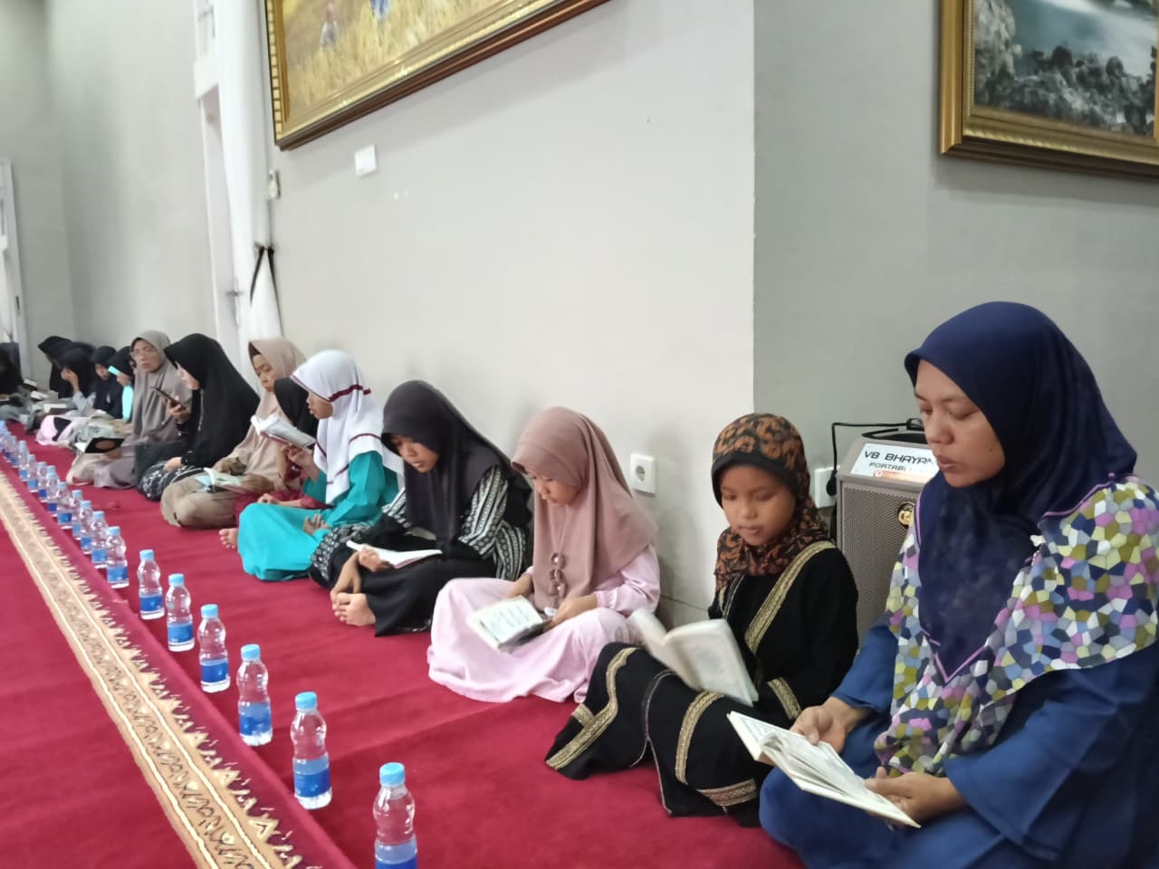 Satbrimob Polda Sumatera Barat melaksanakan kegiatan pengajian dan santunan anak yatim
