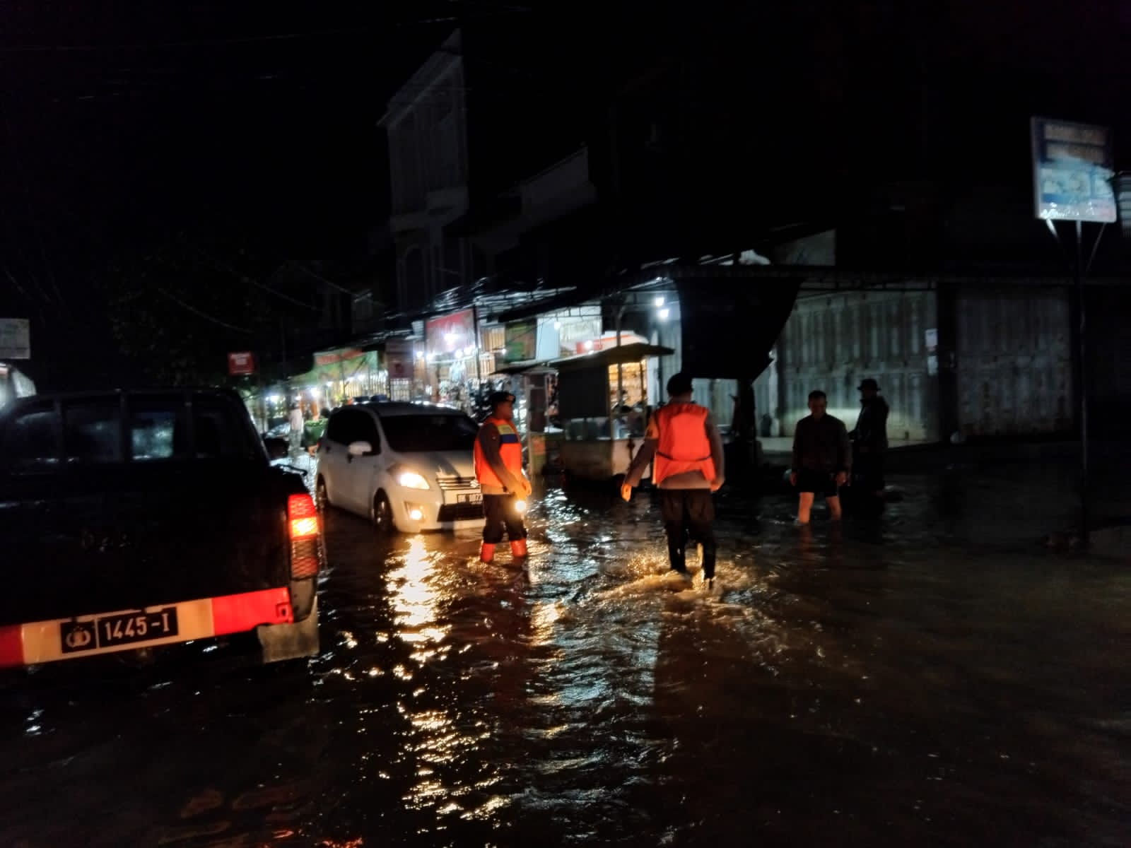 Brimob Aceh Sigap Bantu Warga Terjang Banjir di Aceh Utara