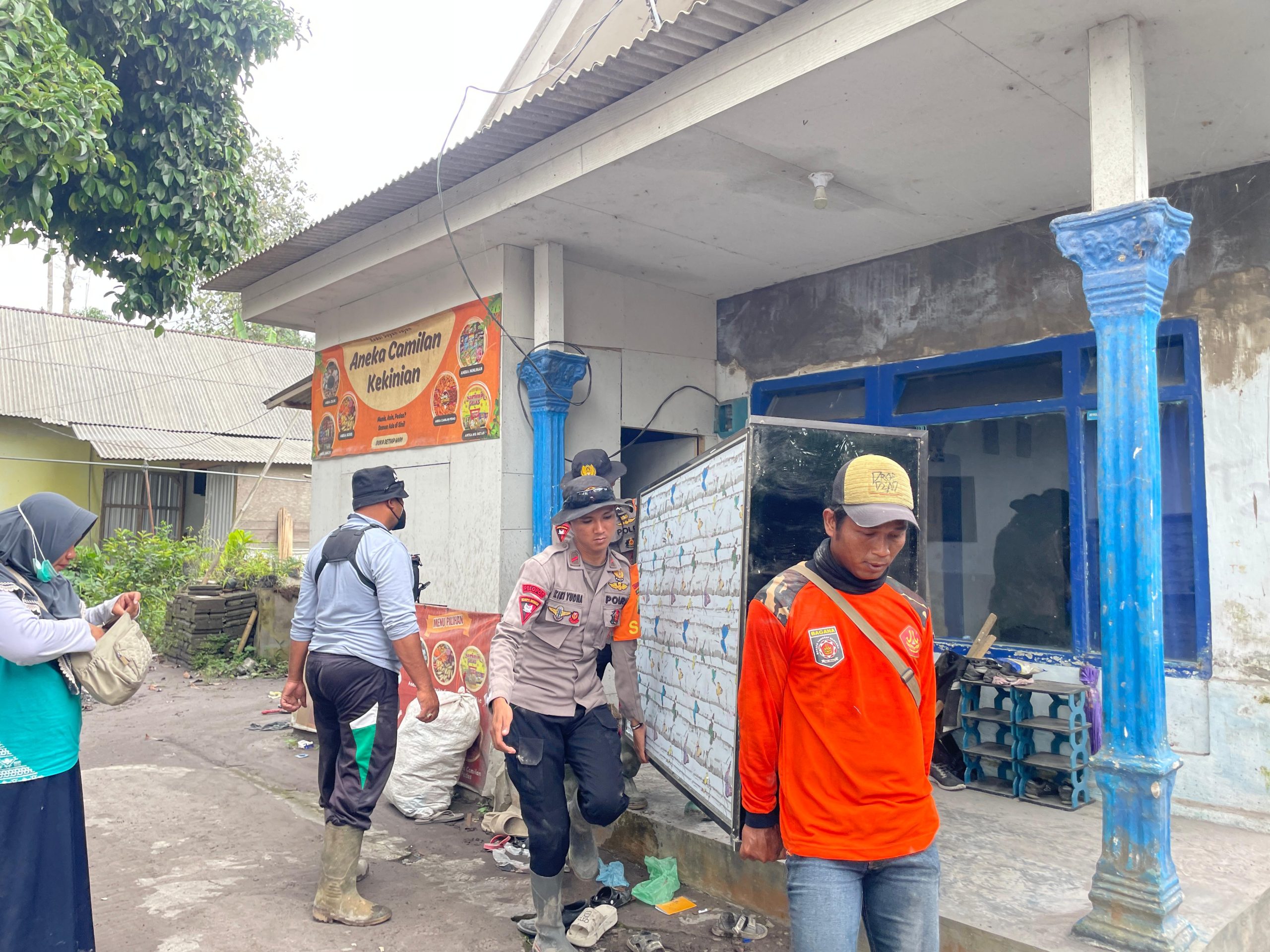 Satbrimob Polda Jawa Timur Perkuat Operasi Kemanusiaan Pasca Erupsi Semeru