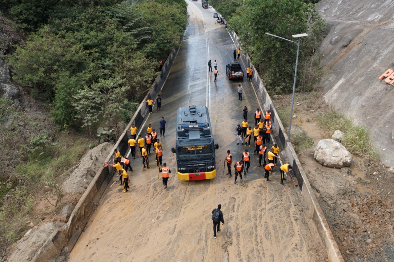 Polda Papua Terjunkan Personel Gabungan Bersihkan Jalan Ringroad dari Sisa-sisa Material Longsor
