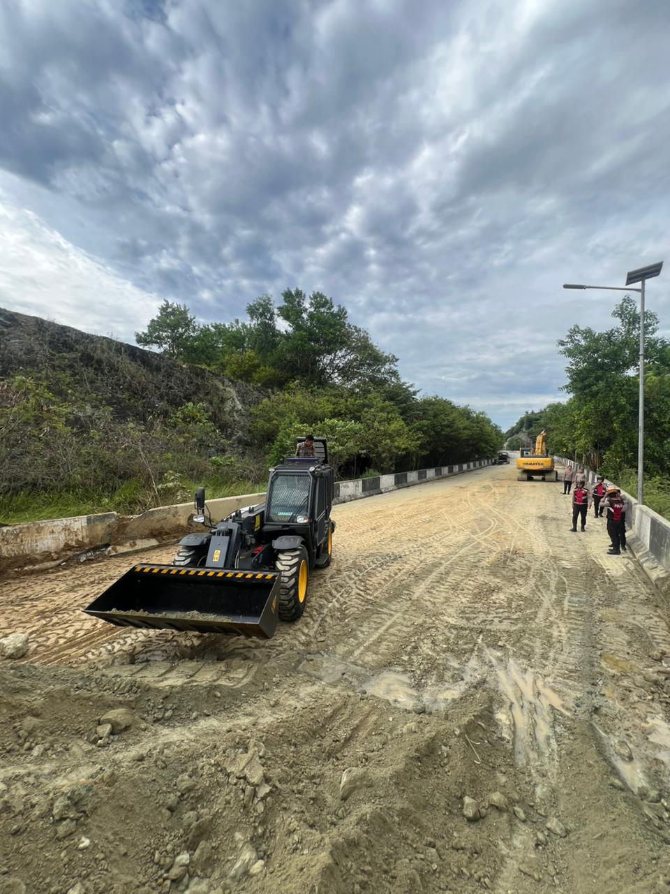 Longsor Sempat Tutup Jalan Ring Road Hamadi, Polisi Sigap Bantu Bersihkan Material Longsor