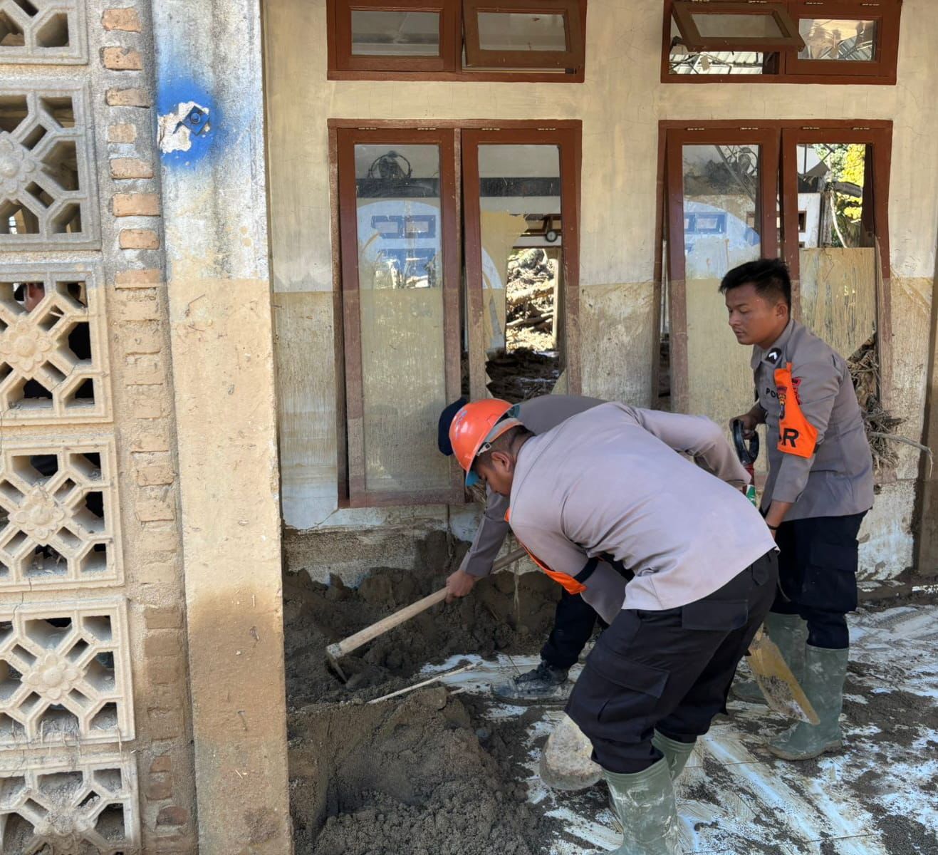 Brimob Sumut Hadir untuk Negeri: Dari Pembersihan Rumah Ibadah Hingga Pemasangan Jaringan Internet untuk Warga Garoga