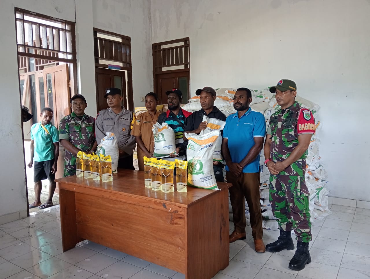 Polsek Pantai Barat Dampingi Penyaluran Bantuan Pangan untuk Warga di Distrik Pantai Barat