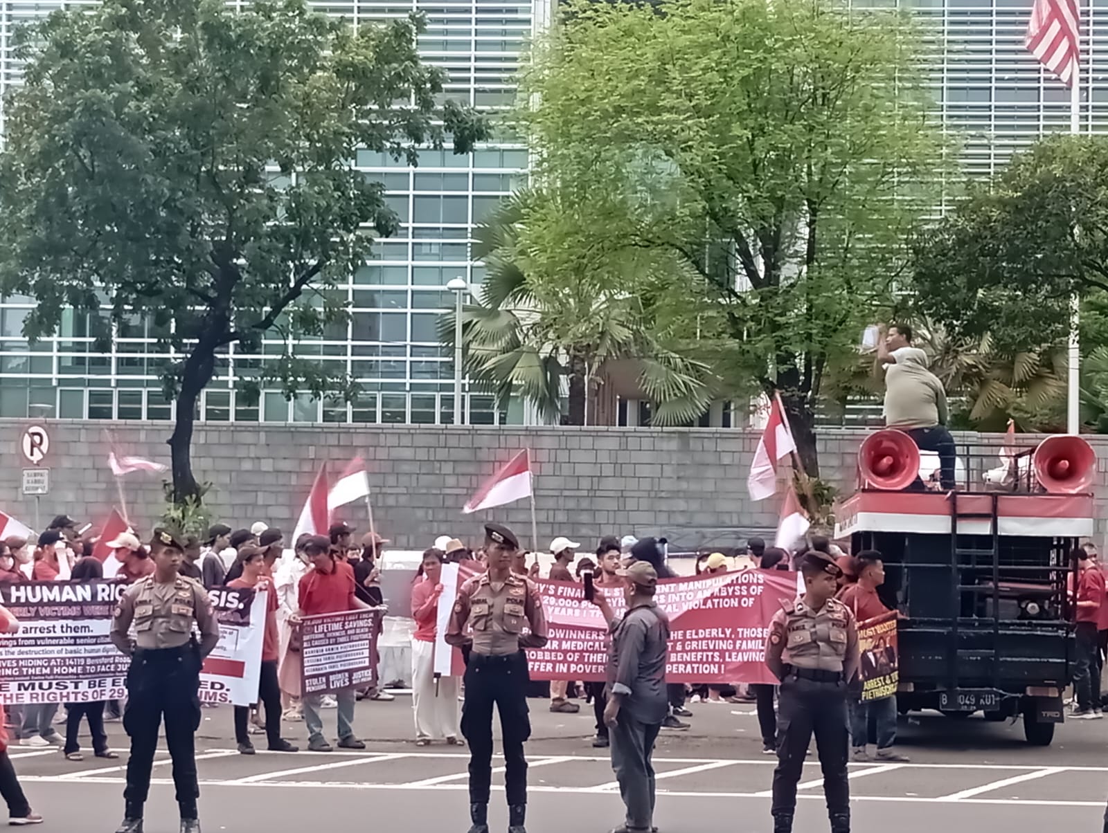 Aliansi Korban Asuransi WanaArtha Life 10 Desember 2025 dari depan Kedutaan Besar Amerika Serikat