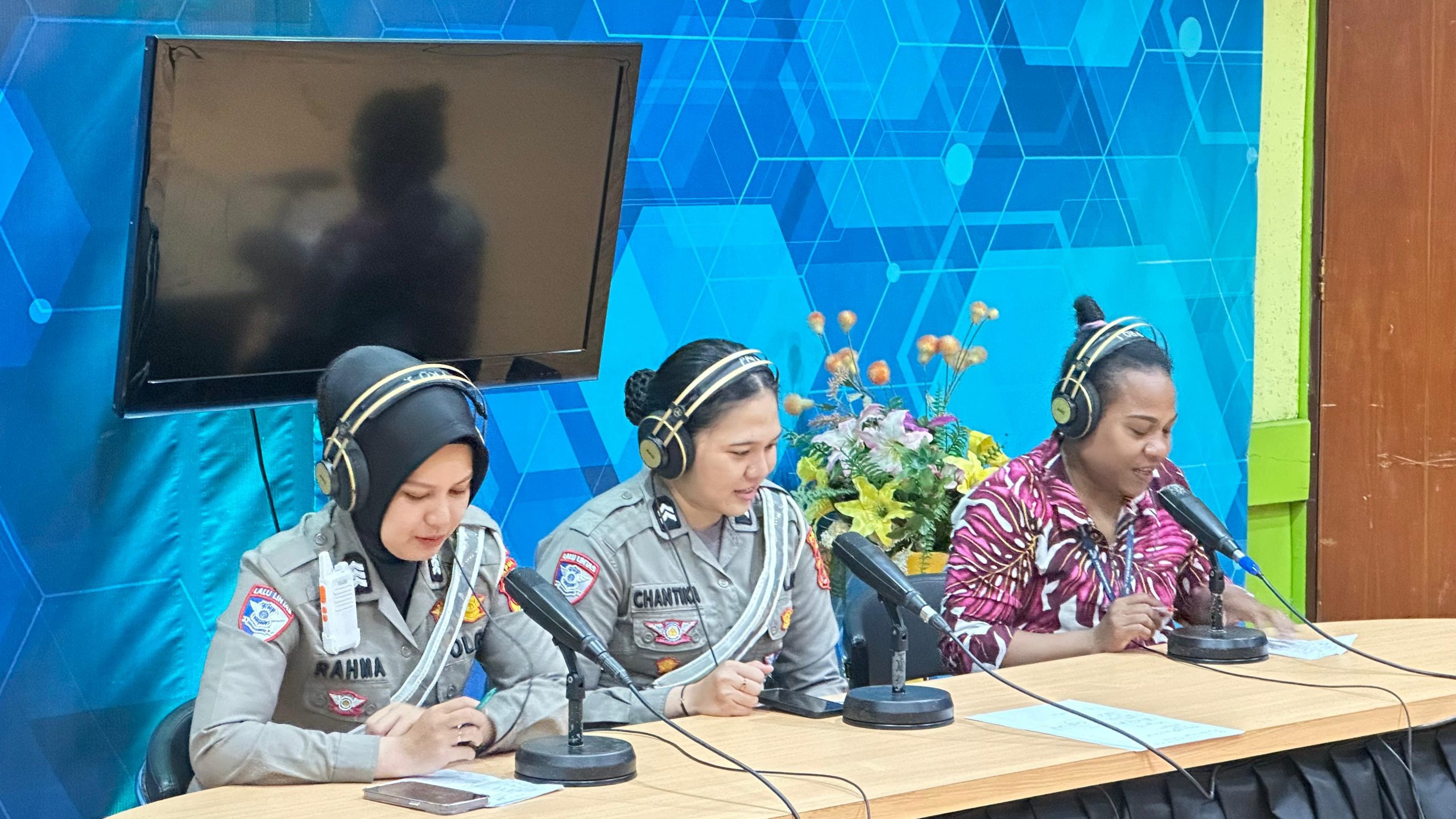 Ditlantas Polda Papua Sambangi Udara: Informasi Lalu Lintas Disiarkan Lewat RRI Pro 1 Jayapura