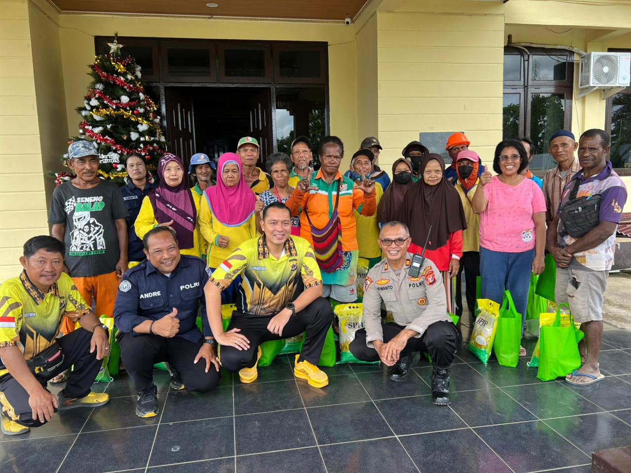 Kapolres Merauke Berbagi Kasih jelang Nataru, Puluhan paket Sembako diberikan kepada pekerja Pembersih Jalan dan Cleaning Service