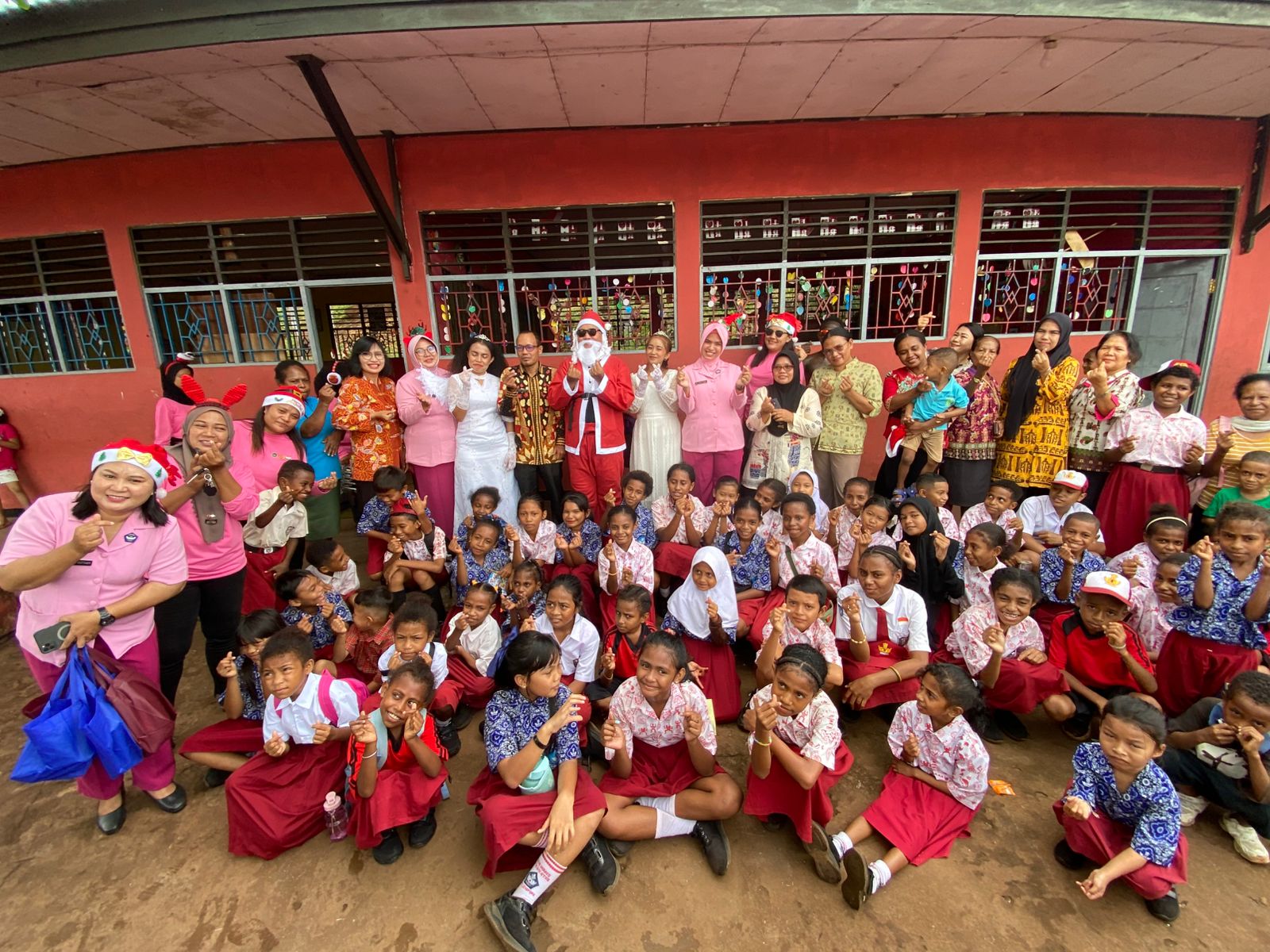 Bhayangkari dan SPPG Polda Papua Tebar Sukacita Natal Lewat Pembagian MBG dan Bingkisan di Jayapura