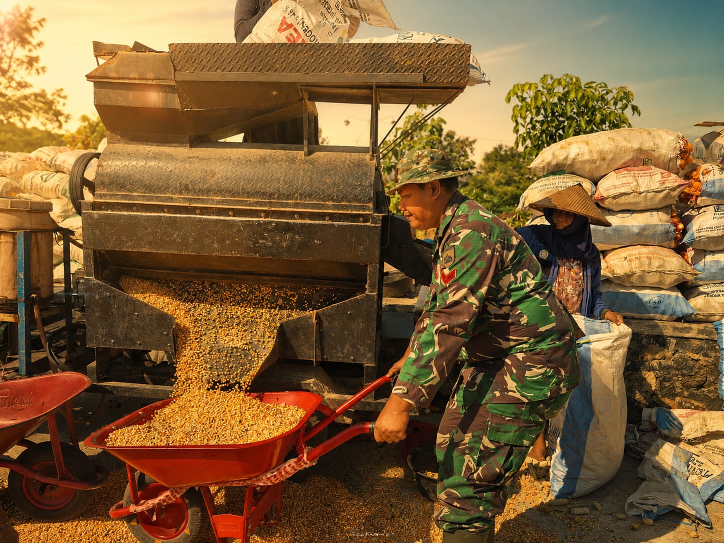 Satgas TMMD Kodim Pati Terjun Bantu Penggilingan Jagung di Desa Godo
